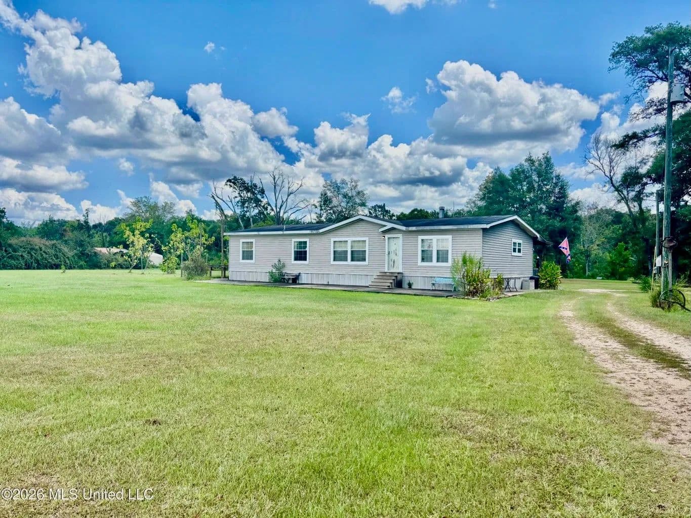 Secluded Riverfront Retreat on 7 Acres in Monticello MS - Monticello, Mississippi, 39654