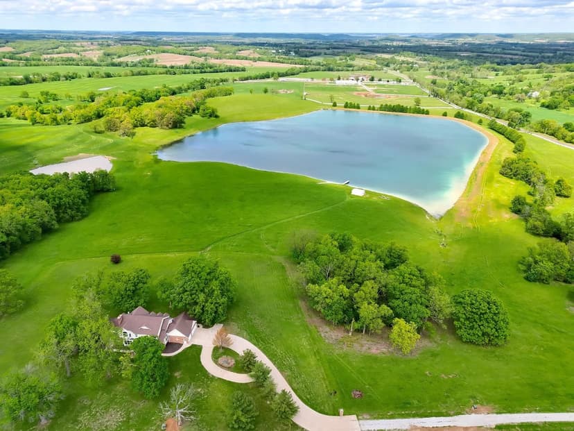 Luxury Lakefront Living Awaits: 35+ Acre Dream Estate – Pike County