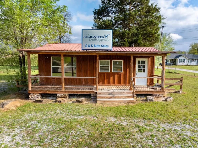Office building, 2 offices, 1/2 bath, 1.3+/- acre, Mountain View, Ozarks, Arkansas,