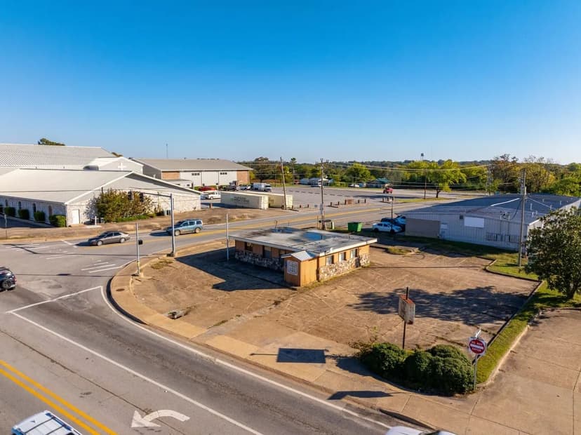 Commercial Corner Lot in Cave City, Arkansas with building on it