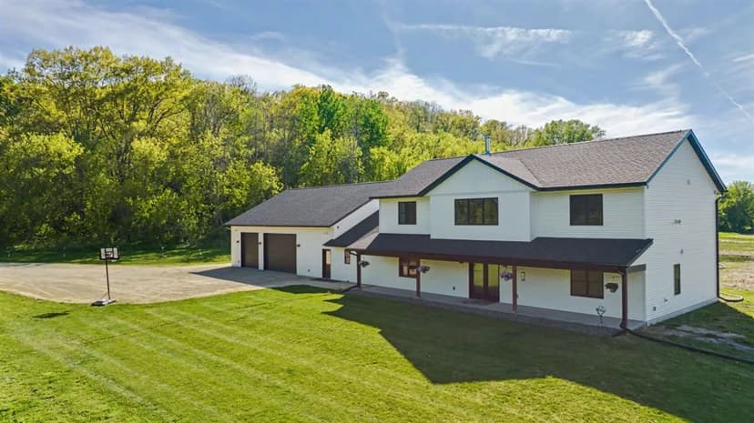 Luxury rural living in the heart of Wisconsin’s scenic Coulee Region