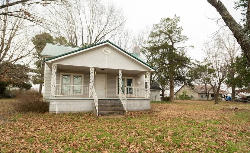 Spacious 4-Bedroom Home on 1+/-AC in Naylor, MO