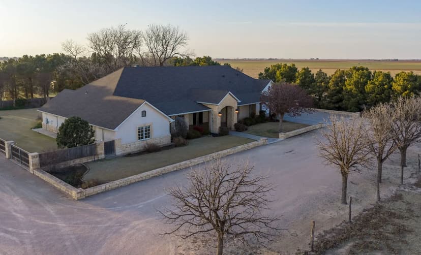 Beautiful Home/Guest House on 32+ Acres