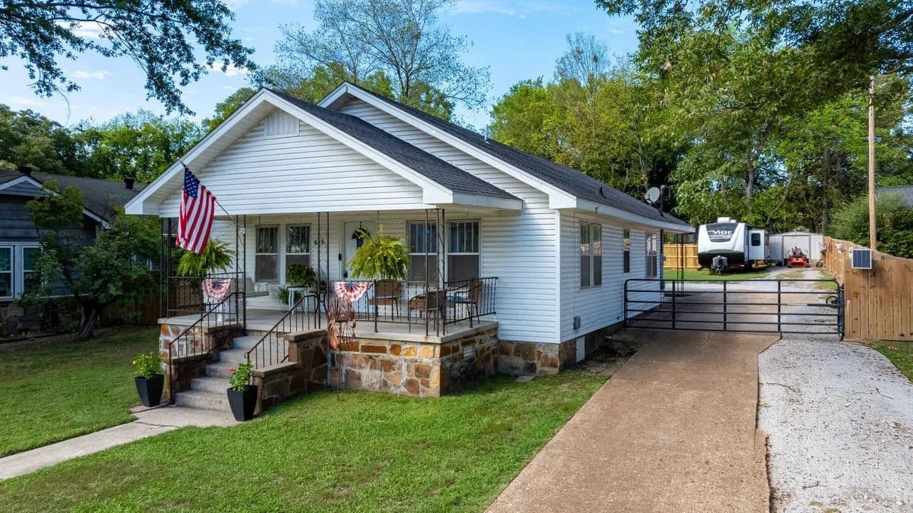 523 S Broad St, Batesville | 2BR/1BA | Central H/A | RV Hookup | Automatic Gate | Privacy Fenced Yard - Batesville, Arkansas, 72501