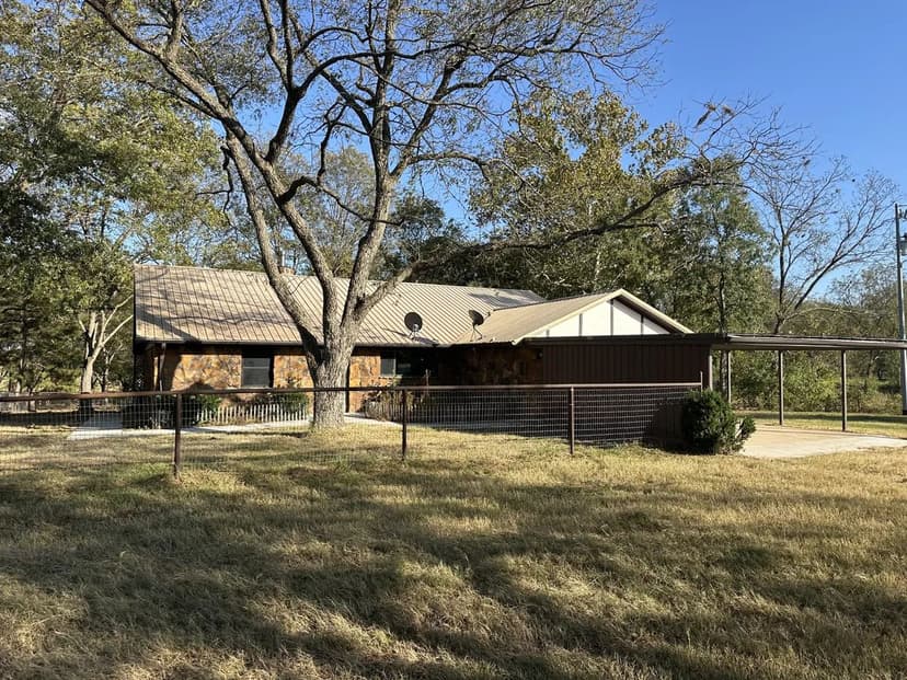 Renovated home on 6.5 acres in Allen, OK