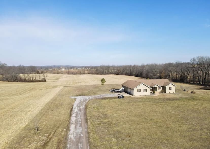 Spacious and Beautifully Updated Home with 20+/- AC For Sale in Stoddard Co.