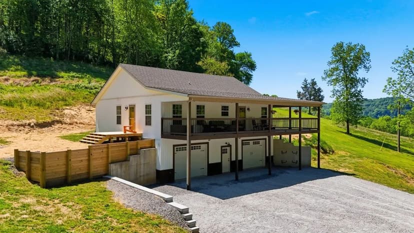 Peaceful Country Living with Privacy. 53 +/- acres located in Jackson County, Tennessee