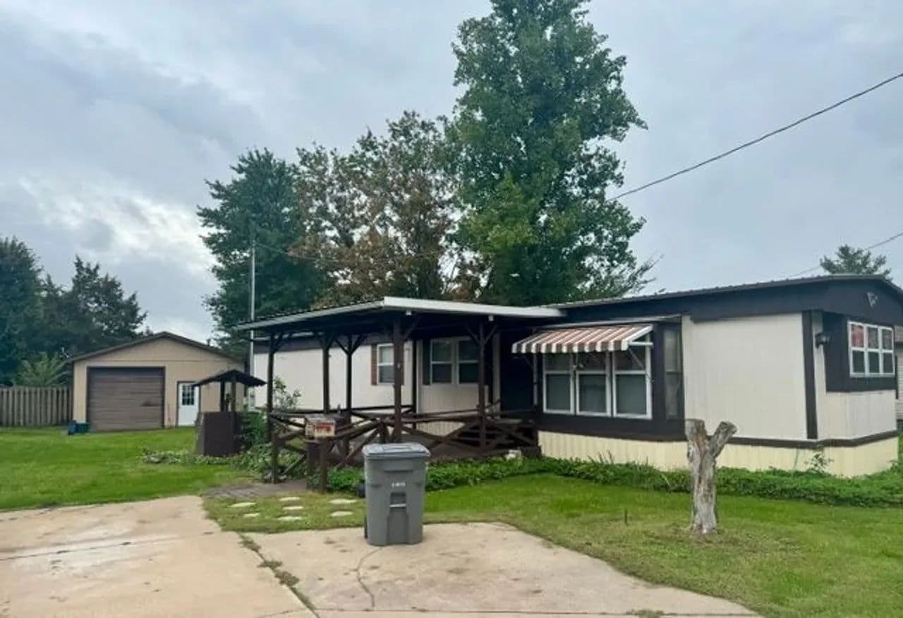 Manufactured home, nice lot, with garage and shed - Rushville, Illinois, 62681