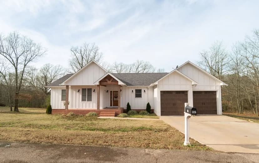 Spacious 3-Bed Home For Sale in Wolf Creek Estates, Poplar Bluff, MO