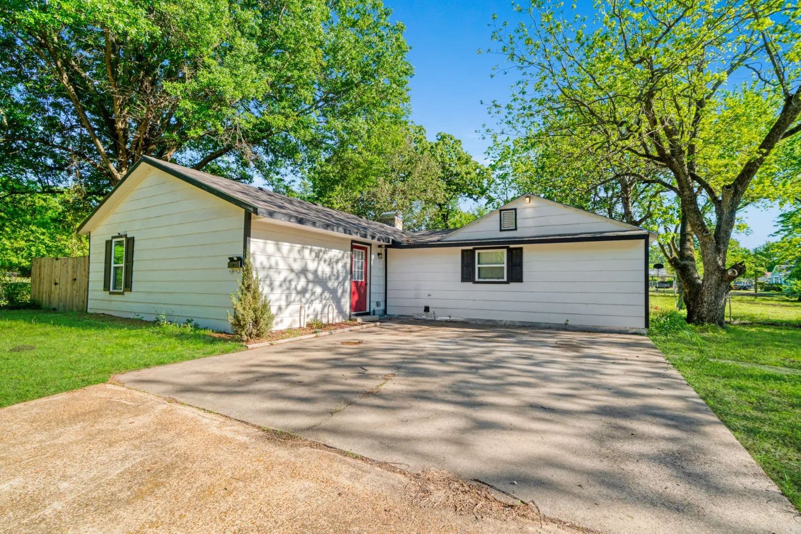 2 Bed Home on Double Lot in Paris, TX Great Starter Home - Paris, Texas, 75460