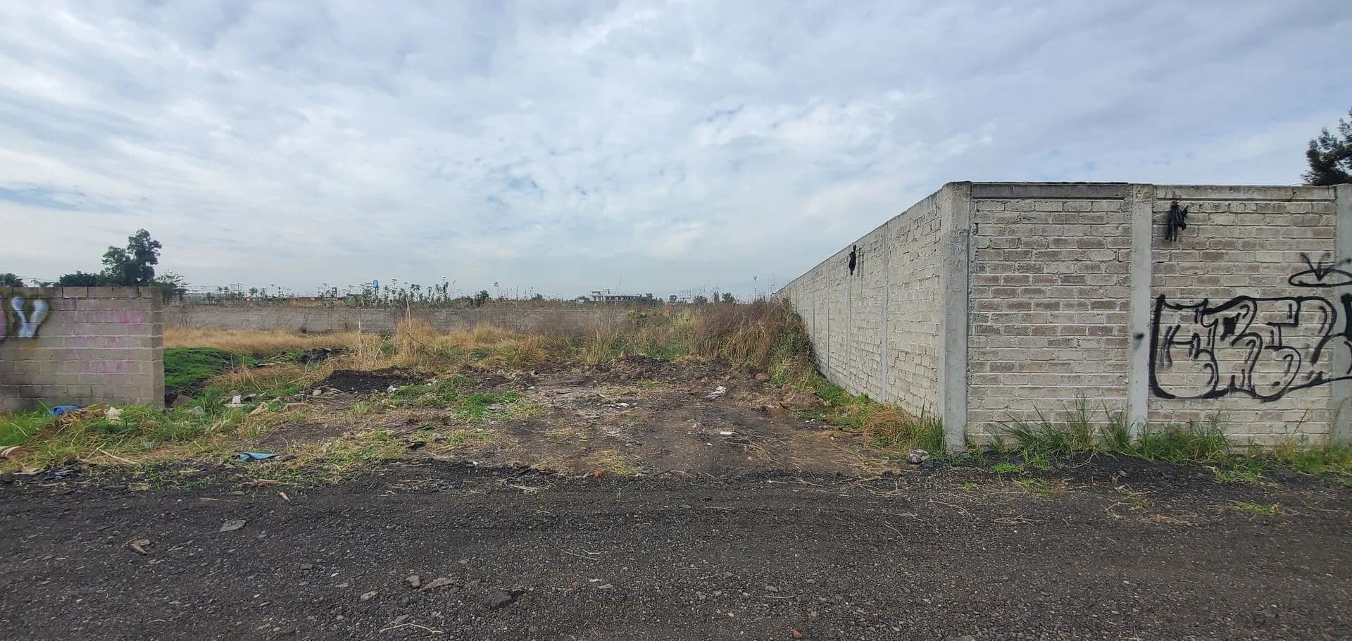 Terreno en Venta en Tlajomulco cerca de Real del Valle (parte de atras) - land for sale