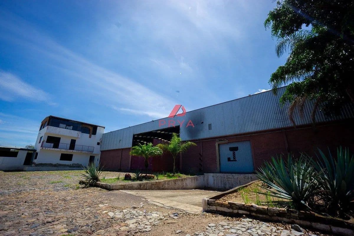 Terreno comercial en venta con bodega en Acatlán de Juárez a pie de autopista - land for sale