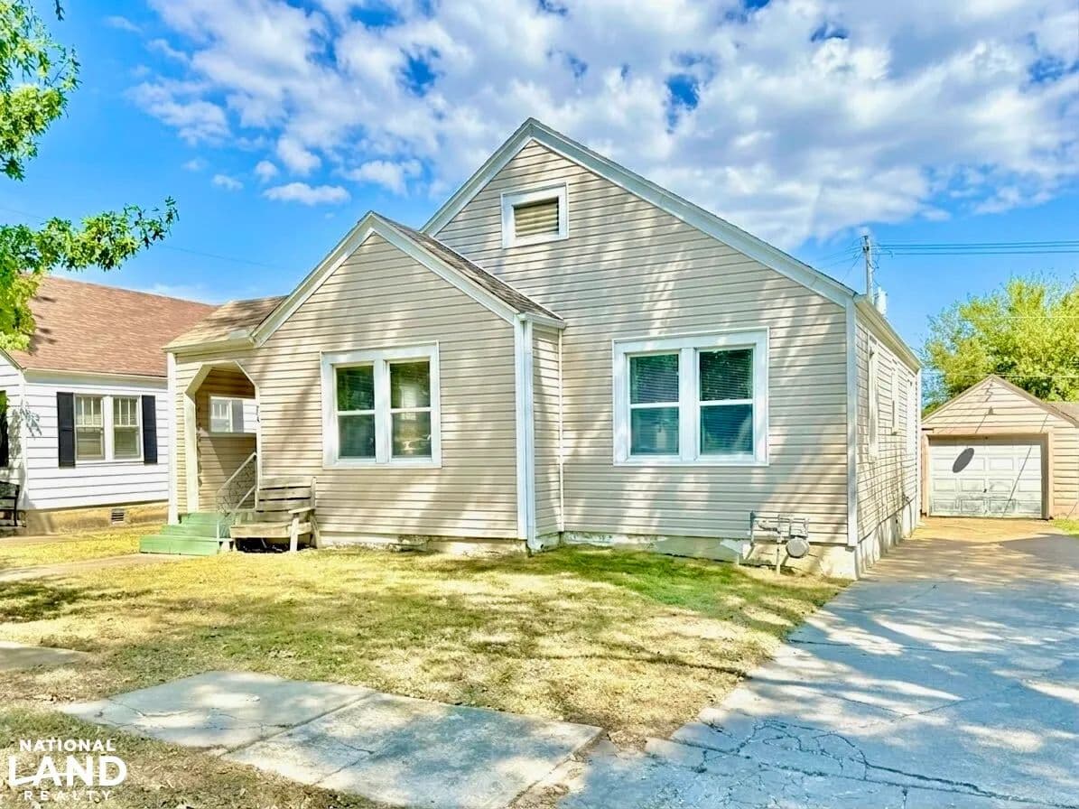 Cozy and Clean: 2 Bed, 1 Bath - Chanute, Kansas, 66720