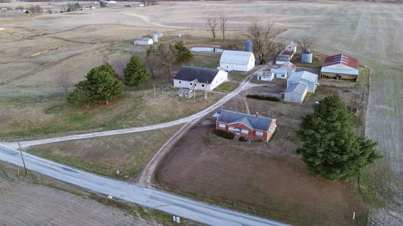 Country Estate on 18 Acres in Calhoun County