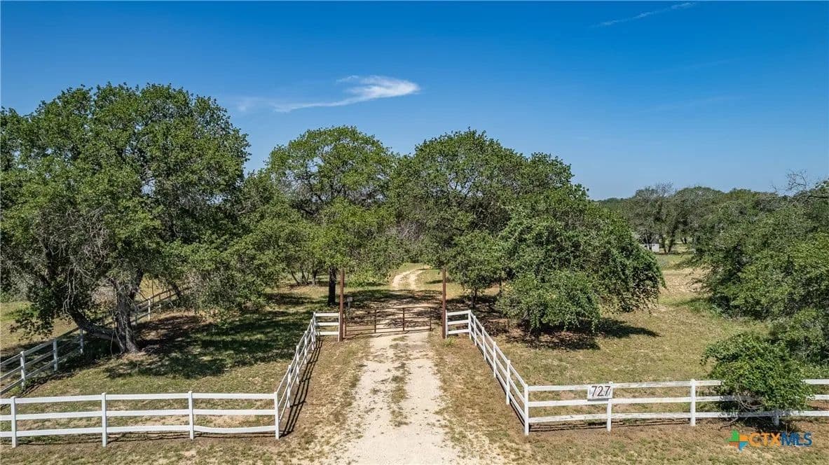 5 Acres of Land for Sale in Floresville, TX - Floresville, Texas, 78114