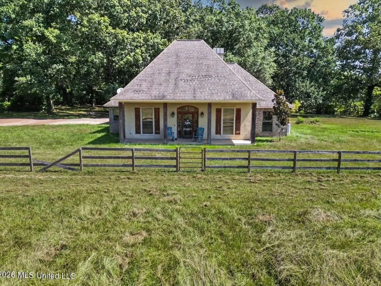 4BR Home on 6± Acres in Natchez, MS - Natchez, Mississippi, 39120