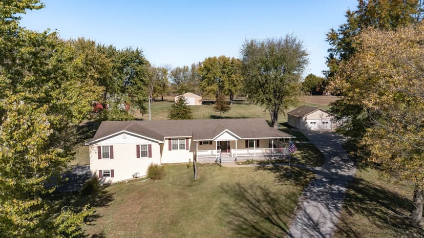 221 E Roosevelt Drive, Moro, IL