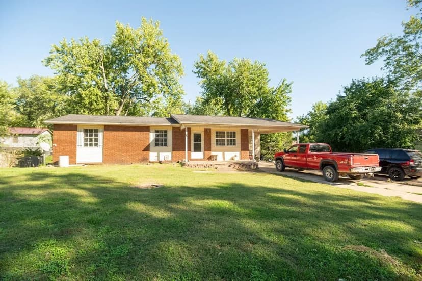 3-Bed Home on Two Spacious Lots in Dexter, MO