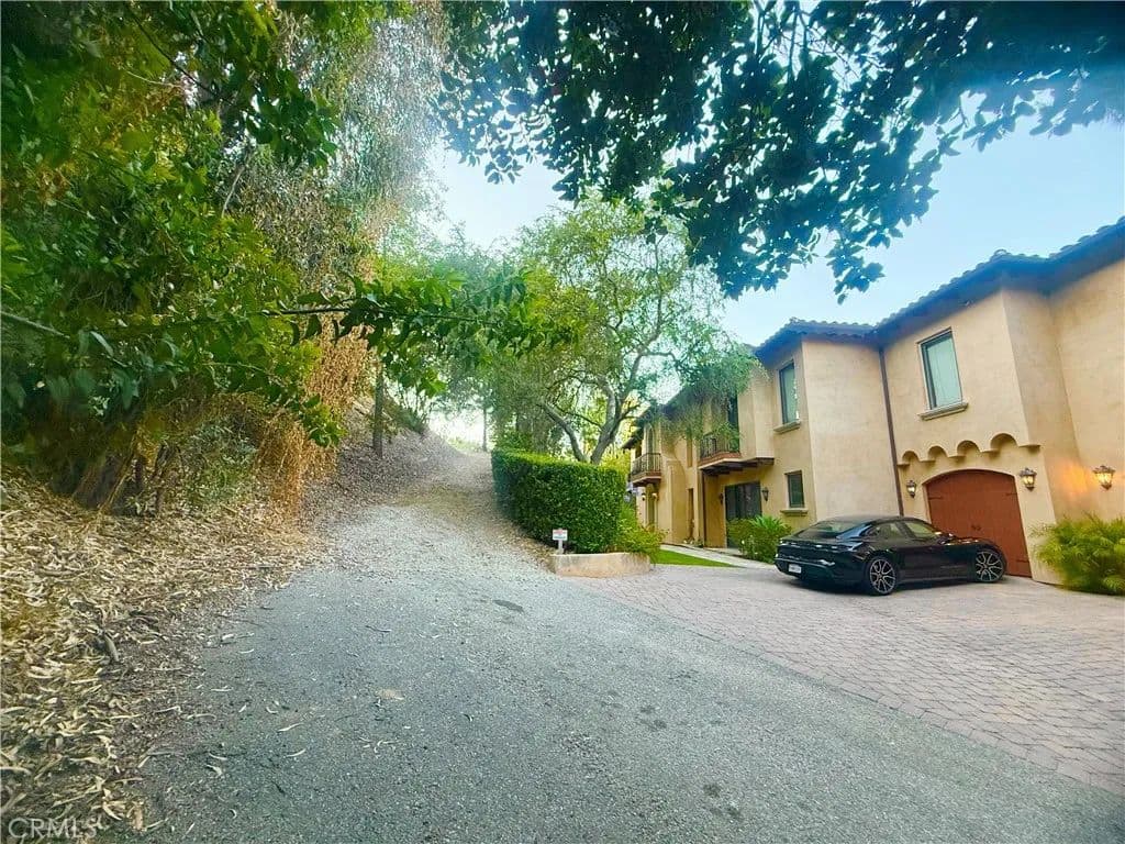 1.11 Acres of Land for Sale in Tarzana, California - Tarzana, California, 91356