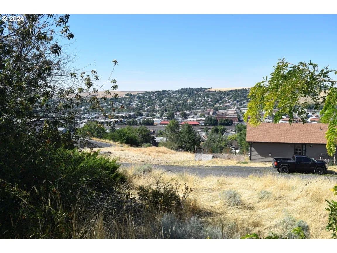 Land -Single Family Acreage in Pendleton - Pendleton, Oregon, 97801