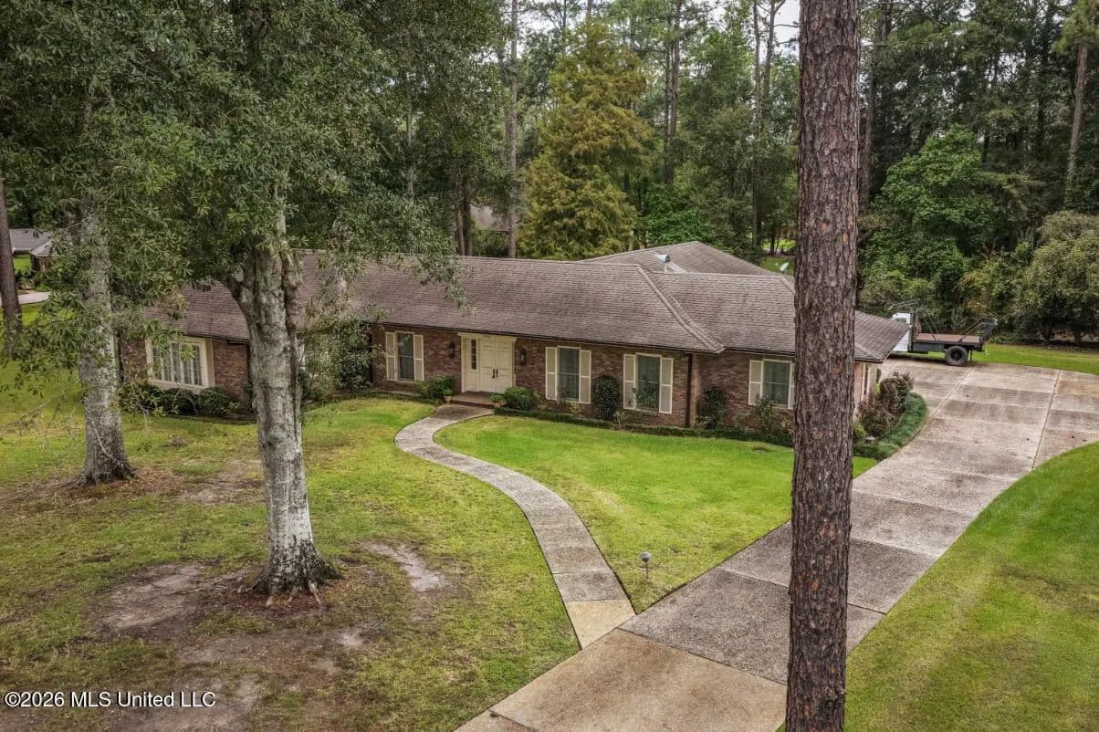 Executive Home for Sale in McComb, MS | 3BR/3.5BA - Mccomb, Mississippi, 39648