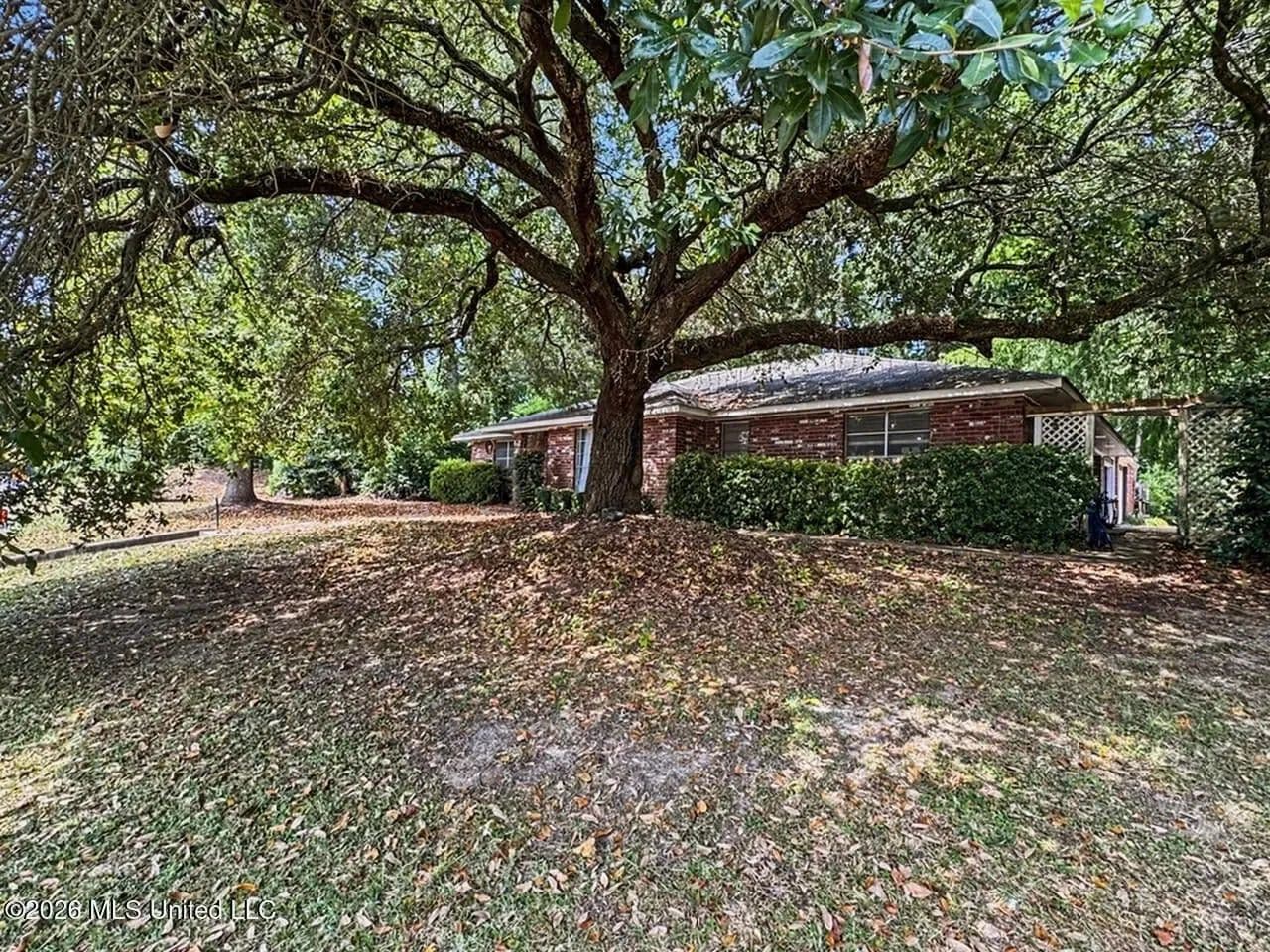 Updated Home in Natchez, MS on 0.83± Acres - Natchez, Mississippi, 39120