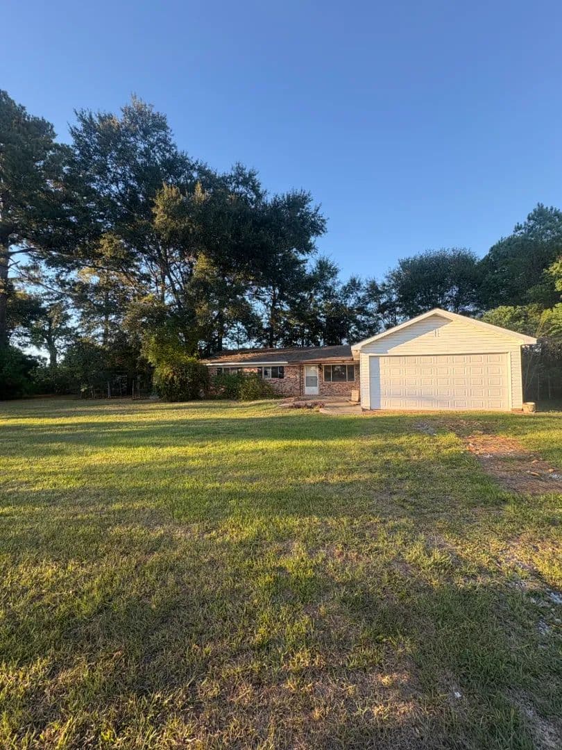 Home in Ellisville Jones County, MS  - Ellisville, Mississippi, 39437