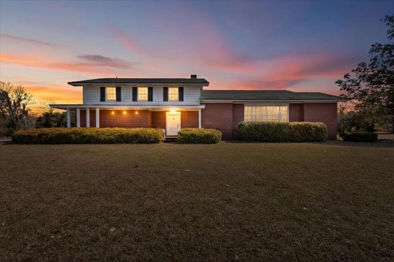 Spacious 5 Bedroom Pool Home with Sunroom, Multiple Living Areas & Covered Outdoor Spaces - Greenville, Florida, 32331