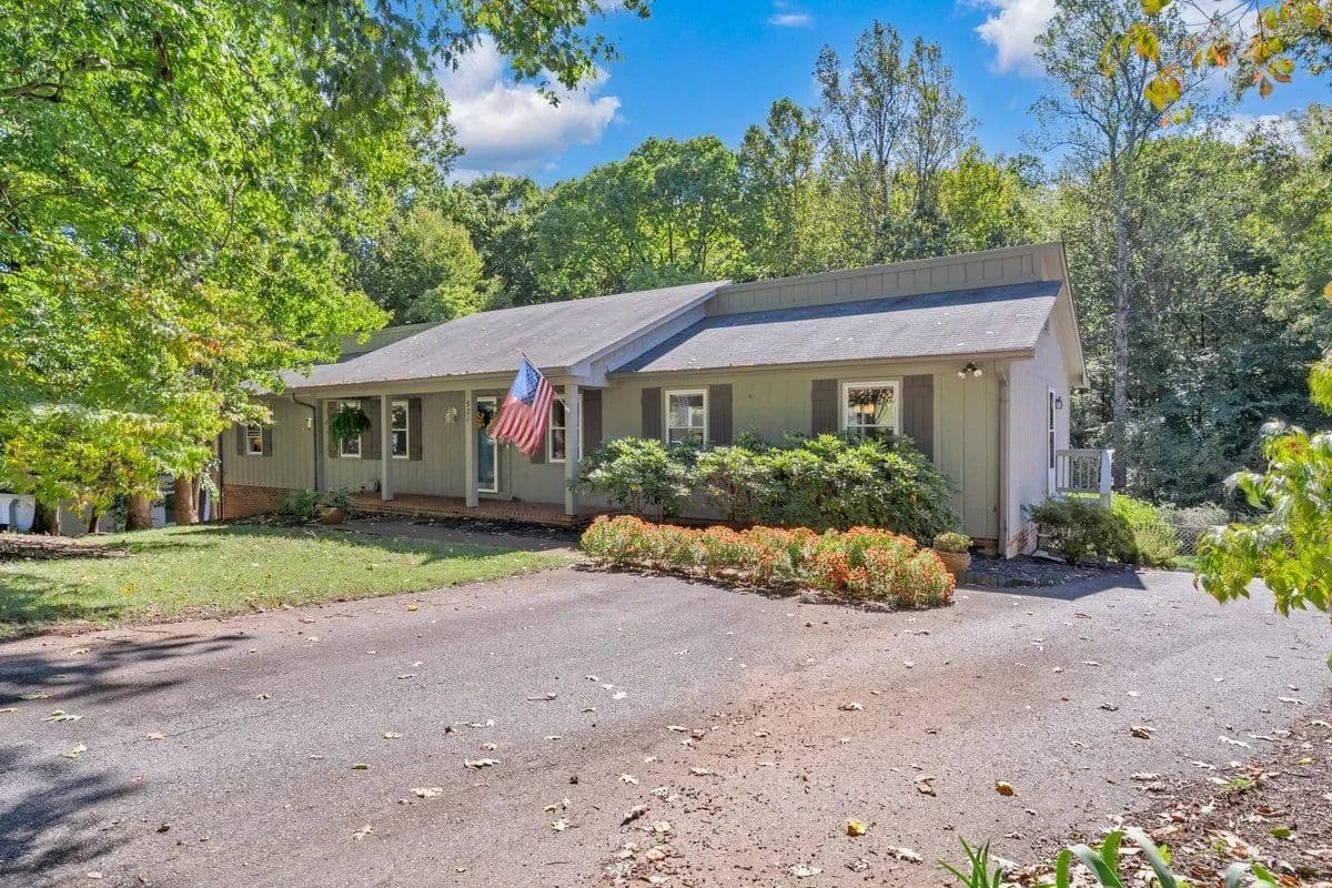 Stunning Chatmoss Home Featuring Modern Finishes, In-Ground Pool & Exceptional Entertaining Spaces - Martinsville, Virginia, 24112