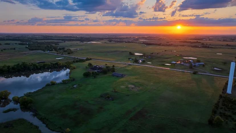 CUSTOM HOME WITH PRIVATE LAKE ON 29± ACRES - PERRY, OK
