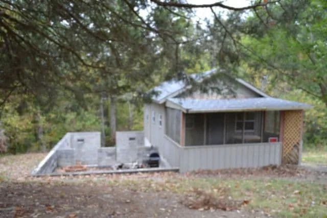 APPROX ½ AC WITH A REMODELED CABIN W/ A BASEMENT, SHED & WALKING DISTANCE TO DALE HOLLOW LAKE, TN.  - Celina, Tennessee, 38551