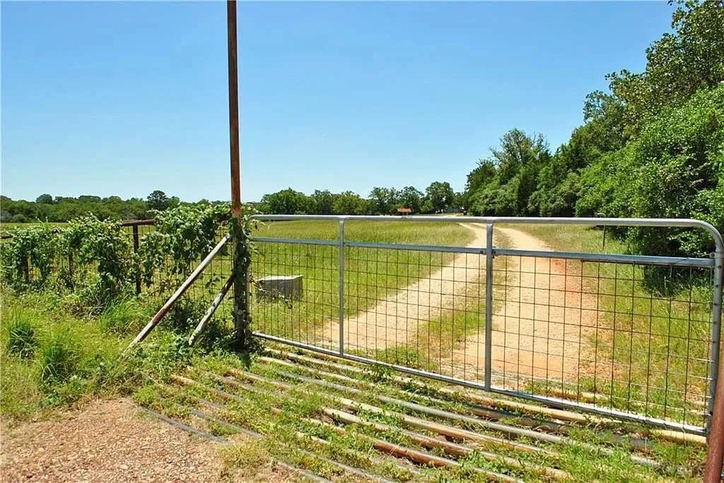 72.54 Acres of Land for Sale in Luling, TX - Luling, Texas, 78648