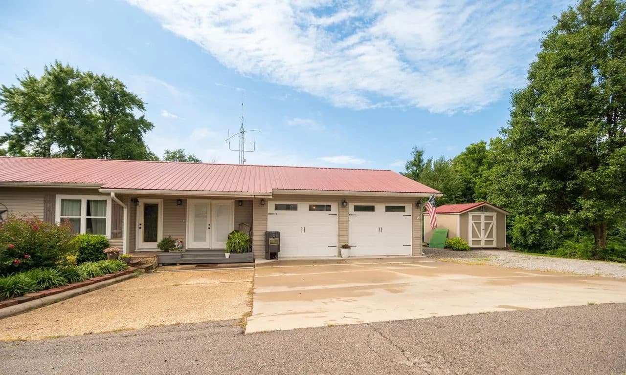 Beautifully Updated 3-Bedroom Home in Dexter, MO - land for sale