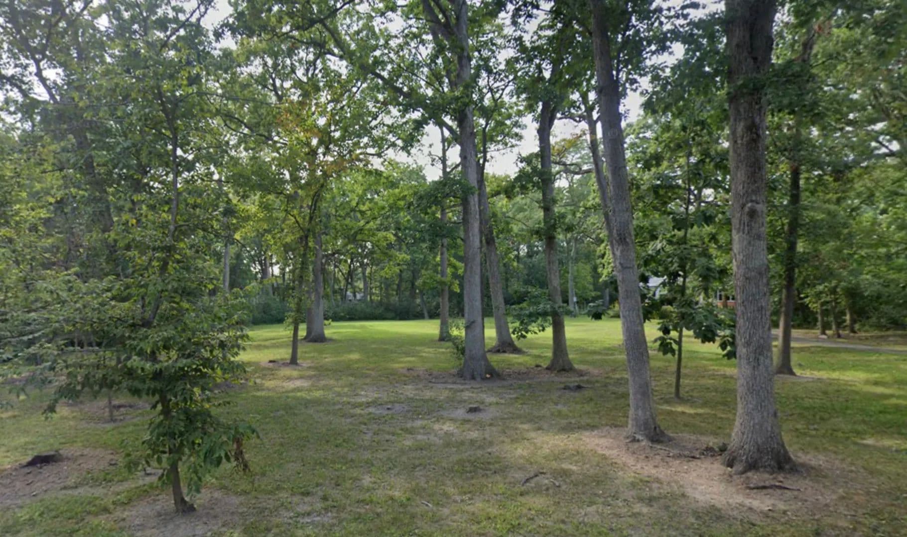 Property from 866 Hiawatha Lane - KW - Riverwoods, Illinois, 60015