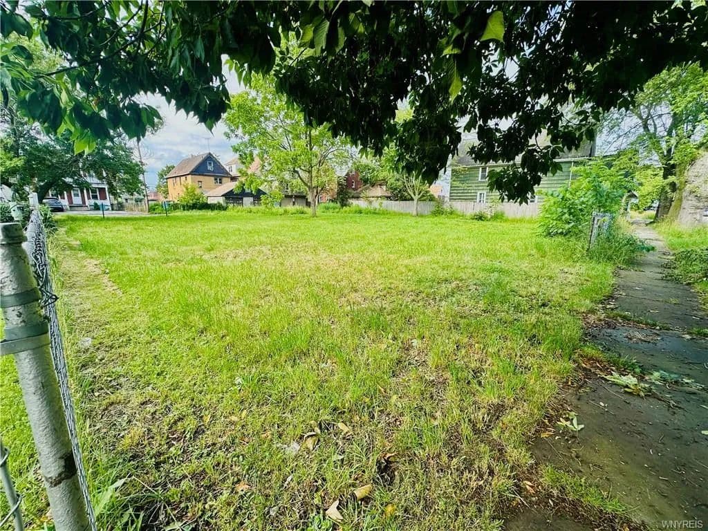 Land -Single Family Acreage in Niagara Falls - Niagara Falls, New York, 14303