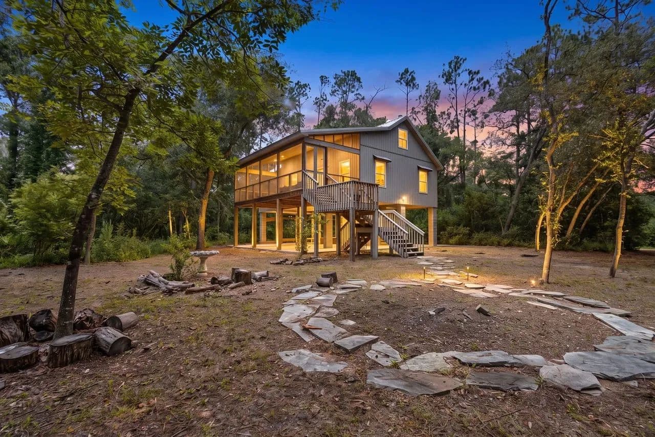 Custom Withlacoochee River Retreat | 226' River Frontage | Gated | Fire Pit | Screened Porch | Loft | Old Florida Living - Lee, Florida, 32059