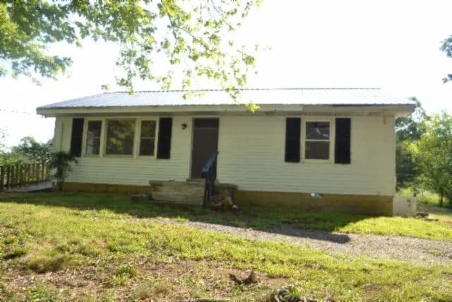 1+ AC WITH A MODEST HOME CLOSE TO CORDELL HULL LAKE & CUMBERLAND RIVER IN JACKSON CO, TN - Gainesboro, Tennessee, 38562