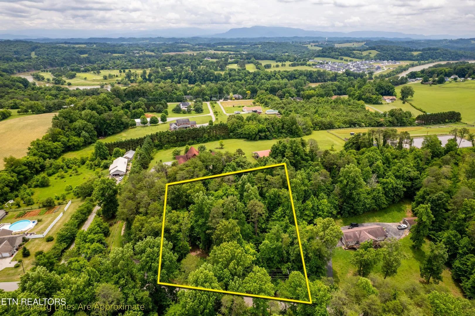 1.24 Acres of Land for Sale in Kodak, Tennessee - Kodak, Tennessee, 37764