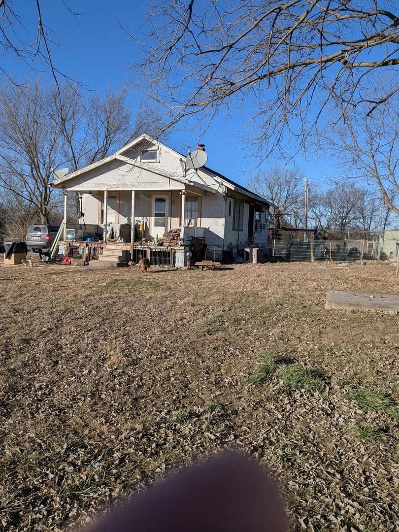 Knob Noster, Mo Fixer Upper  On 2 Acres