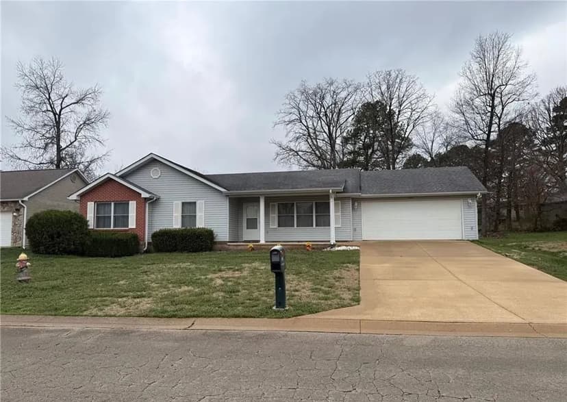 Spacious, 3-Bed Home For Sale in Poplar Bluff, MO