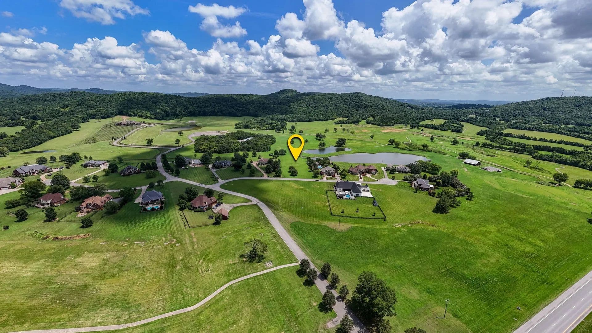 0.94 Acres of Land for Sale in Shelbyville, TN - Shelbyville, Tennessee, 37160
