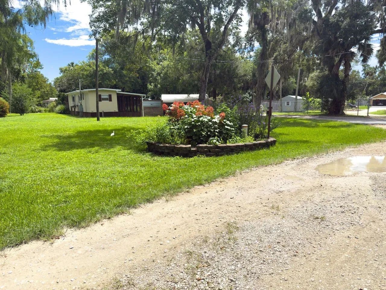 MOBILE HOME RIVERFRONT CHARM IN LEVY COUNTY - Inglis, Florida, 34449