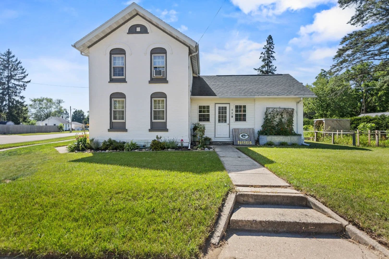 Move-In Ready and Full of Charm 3-Bedroom Home in Pardeeville WI - Pardeeville, Wisconsin, 53954