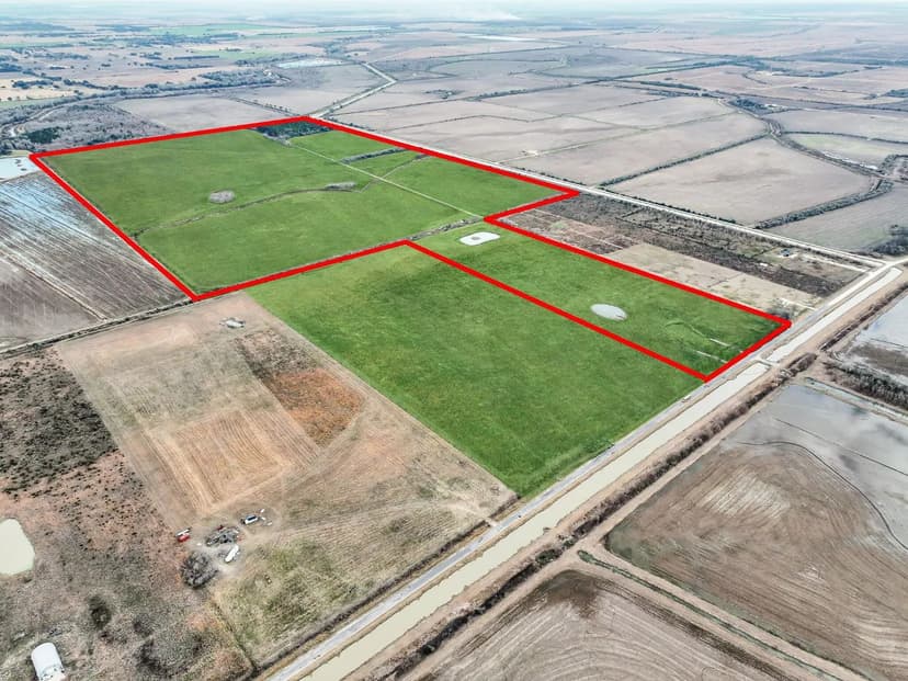 747 Canal Rd, Winnie, TX 77665