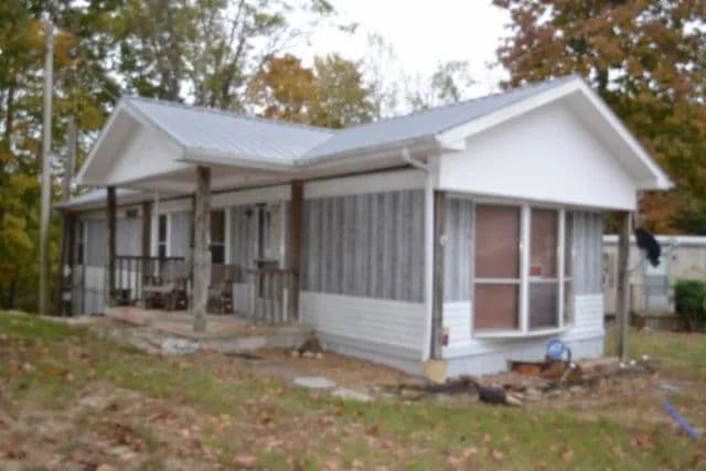 95 CUMMINS CT; CELINA, TN – IMMACALATE MOBILE HOME WALKING DISTANCE TO DALE HOLLOW LAKE, TN - Celina, Tennessee, 38551