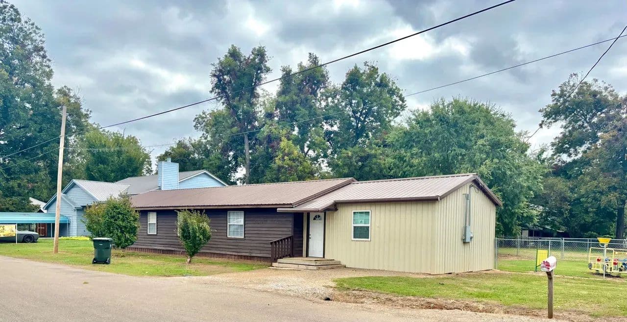 VERSATILE RESIDENTIAL OR COMMERCIAL PROPERTY | VALLIANT, OKLAHOMA - Valliant, Oklahoma, 74764