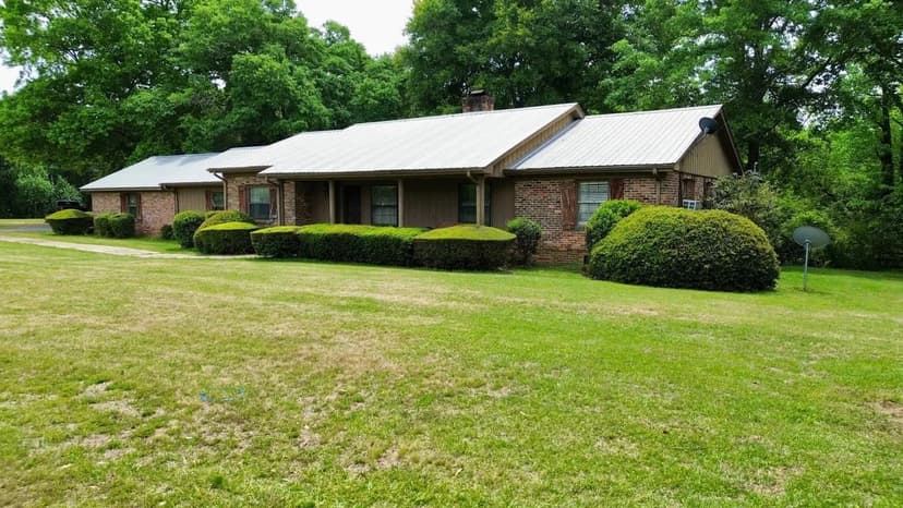 8 Acres - Brick Ranch Style Home - Aliceville Alabama