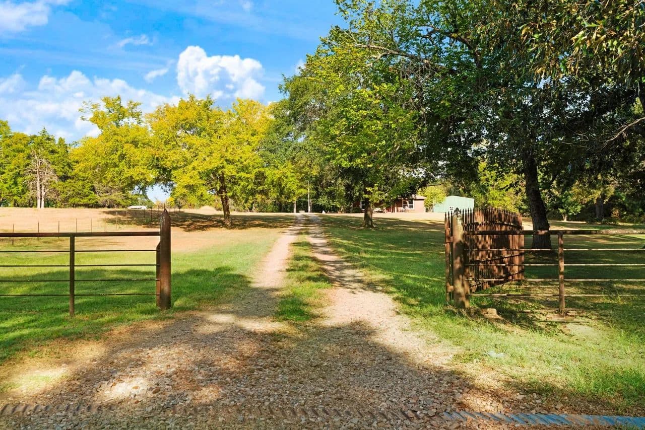 1965 COunty Road 44250 - Powderly, Texas, 75473