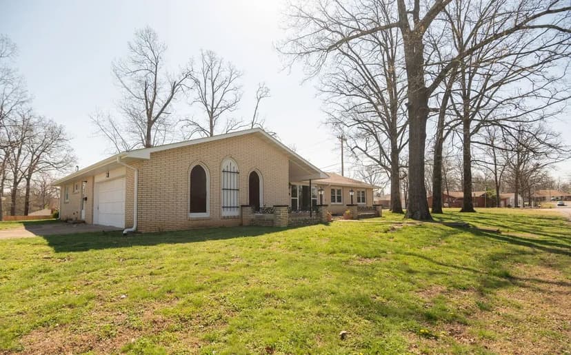 Spacious Move-In Ready Home For Sale in Poplar Bluff, MO