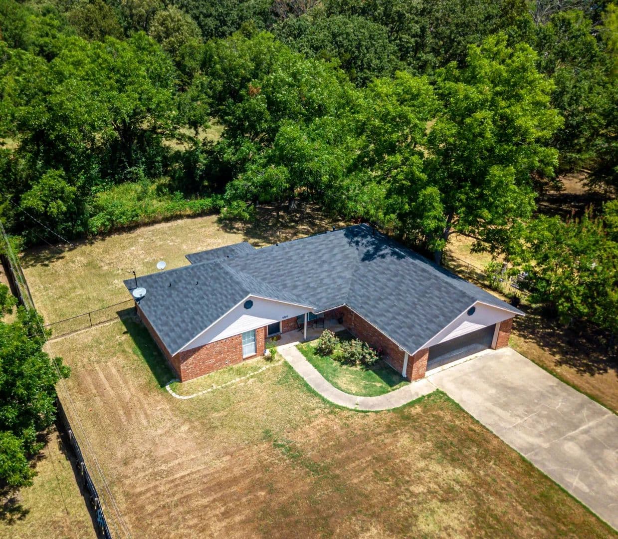 3 Bedroom Home in Reno TX with Open Floor Plan & Large Yard - Reno, Texas, 75462
